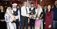 Halk Oyunları Ekibi, Birincilik Kupasını Belediye Başkanı Ünver'e Takdim Ettiler.